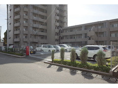 現地外観写真　敷地内駐車場