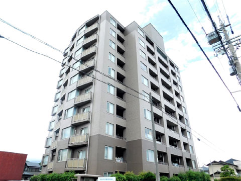 現地外観写真　建物外観（南西側）