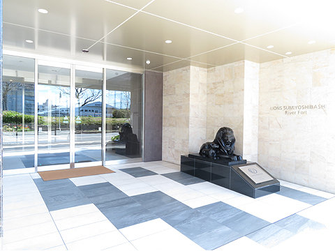 エントランス 「ライオン像」が鎮座。入口最初のドアも自動ドア