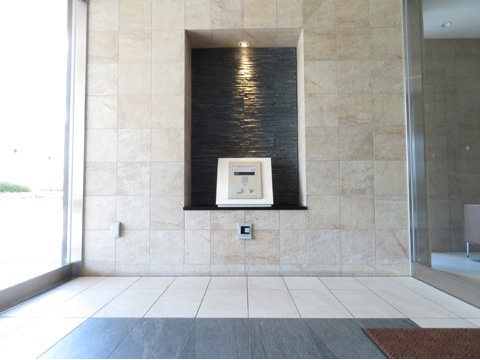 エントランス ハンズフリーオートロック。セキュリティ良好。確