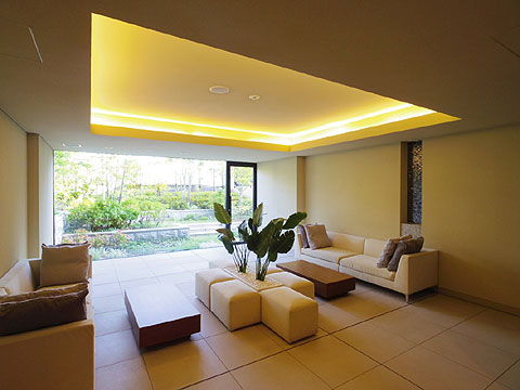 エントランス　庭園の景色が楽しめます。