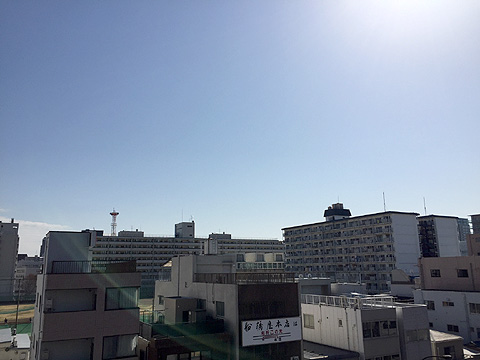 その他共用部　バルコニーからの眺望は、開放感がございます。南