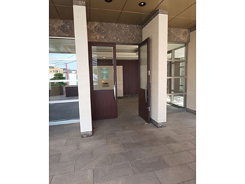 エントランス　ロイヤルガーデン東古松１