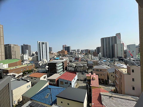 現地外観写真 マンション前面は戸建エリア