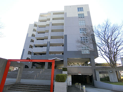 現地外観写真 エントランス脇には駐車場に通じるスロープがござ