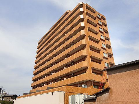 現地外観写真　陽当たりの良い南西向き５階住戸