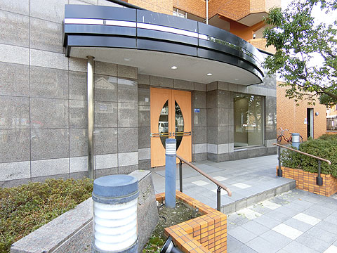 エントランス　手すりやスロープを有したエントランス