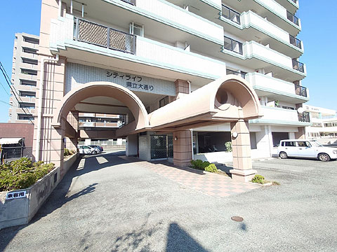 現地外観写真　建物入口