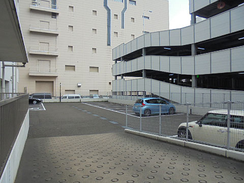 駐車場 敷地内駐車場は全て「平置き」。