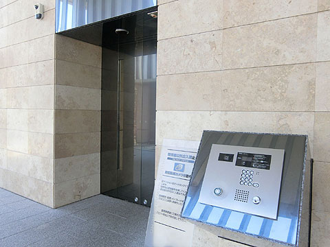 その他共用部 風除室に設置されたオートロックから共用部に入り