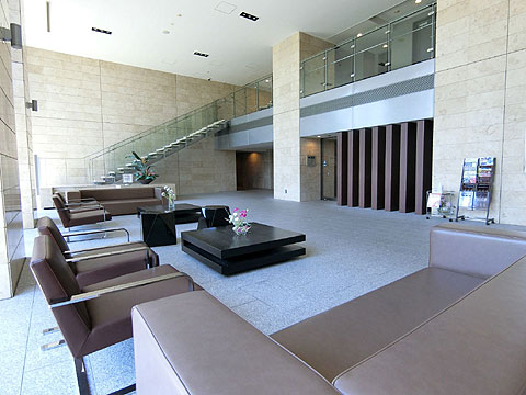 ロビー 吹き抜けのエントランスロビーは明るく開放的です