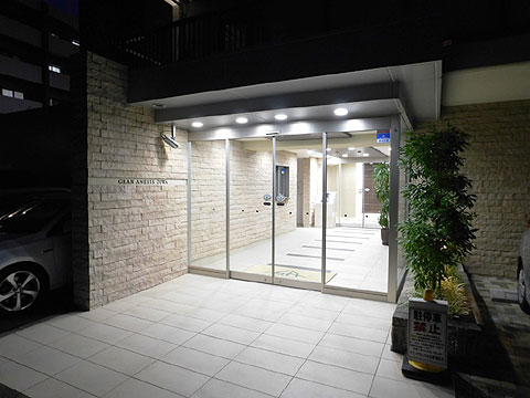 エントランス エントランス外観(西側から夜間撮影)