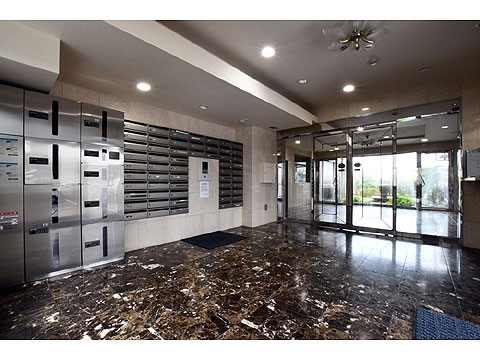 エントランス　エントランス建物内（オートロックシステム採用）