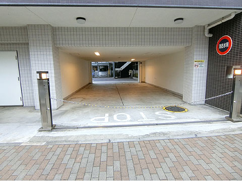 駐車場　駐車場入り口