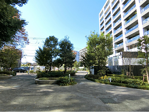 現地外観写真　建物外観とフォレストパーク