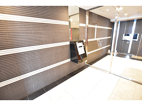 エントランス　落ち着いたエントランスデザイン