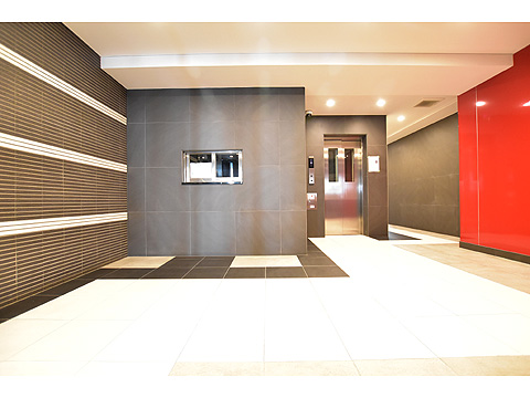 エントランス　落ち着いたエントランスデザイン