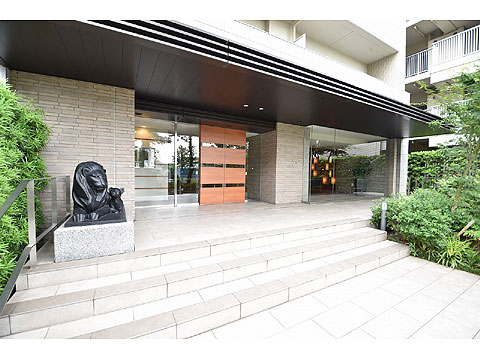 エントランス 重厚感のある外観エントランス