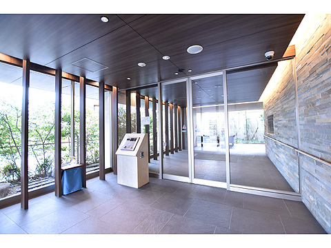 エントランス ガラス張りにより明るいメインエントランスです。