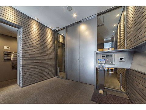 エントランス　オートロック付きのエントランスです。