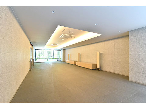 ロビー　折上げ天井や間接照明が特徴。グリーン・エントランスや