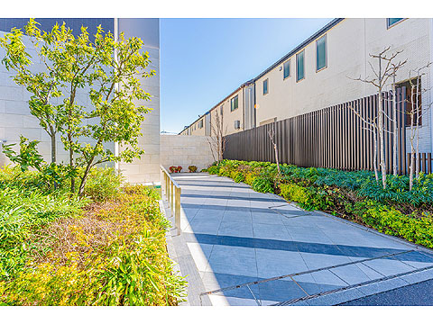 現地外観写真 エントランスアプローチ