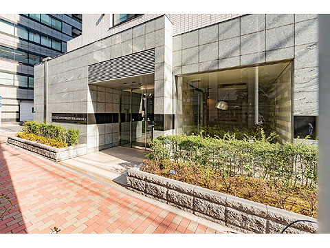 エントランス　植栽に囲まれたエントランス