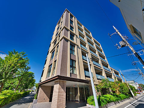 現地外観写真 2016年7月築、7階建ての5階部分、眺望良好