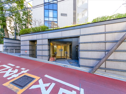 現地外観写真 エントランス横階段