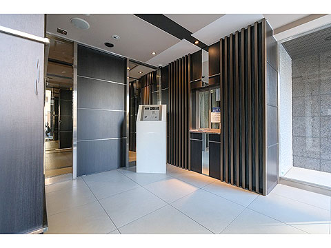 エントランス　大きめのタイル張りで高級感のあるエントランスで