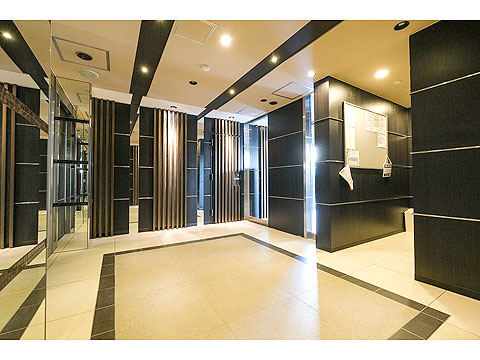 ロビー　大きめのタイル張りで高級感のあるエントランスです。