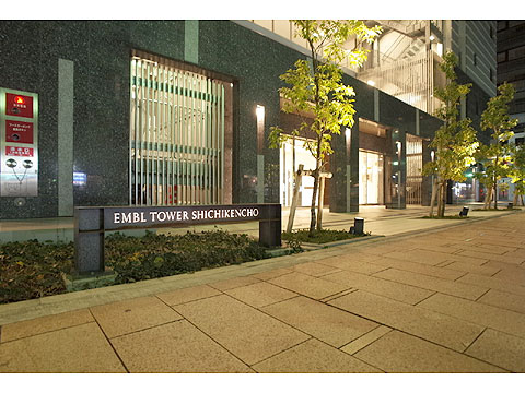 現地外観写真 前面歩道の様子(夜景)