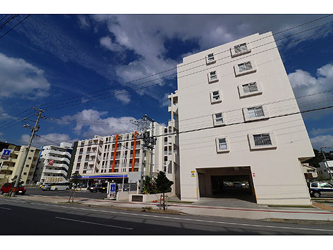 現地外観写真 隣地はローソン北谷町役場前店