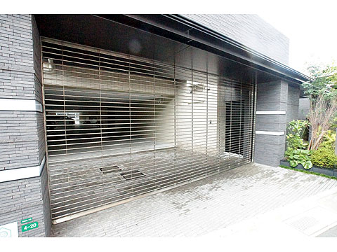 駐車場　シャッター付駐車場