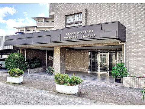 現地外観写真　正面玄関.