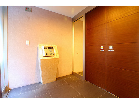 その他共用部 駐車場側の風除室