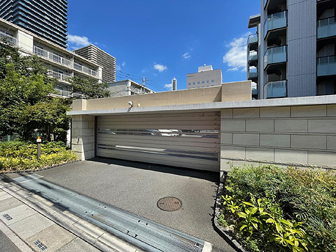 現地外観写真　駐車場入り口