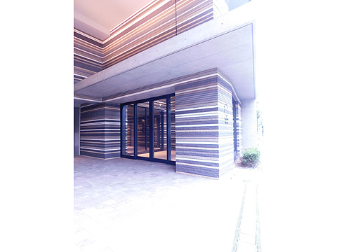 現地外観写真 目黒通りの中でも石垣の上の台地であり、地形をデ