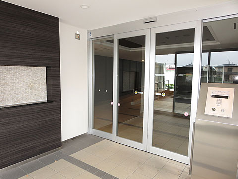 エントランス 【風除室】カラーTVモニター付オートロックシス