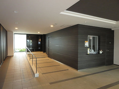 ロビー 【エントランスホール】エントランスホールにはスロープ