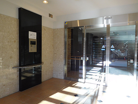 エントランス ≪風除室≫ カメラ付きオートロック採用でセキュ