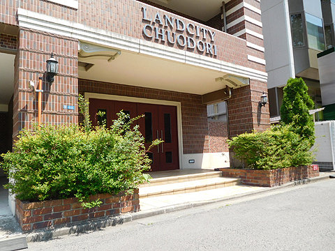 現地外観写真 ≪現地エントランス≫ 物件の印象を決める外観意