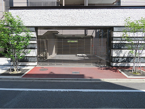 現地外観写真 駐車場入り口はリングシャッターゲート
