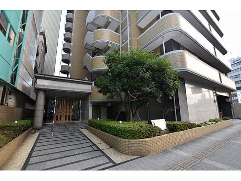 現地外観写真　現地エントランス前