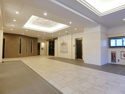 エントランス 電子掲示板のあるエントランスホール