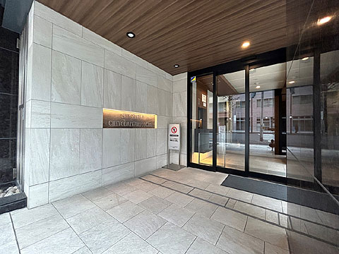 現地外観写真　外観・エントランス前