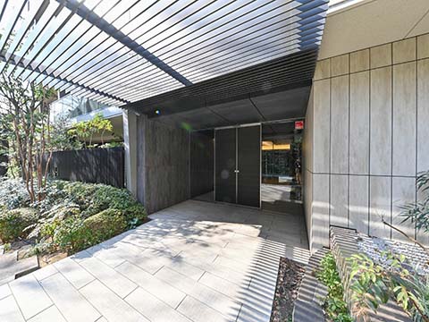 エントランス　エントランスと風除室はともに自動ドアなので、出