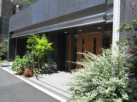 エントランス　植栽に囲まれた心地よいエントランスです。