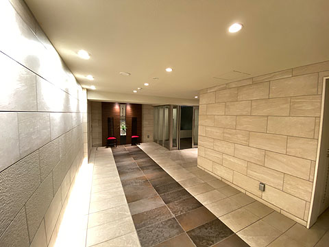 エントランス　エントランスにはハンズフリー対応のオートロック