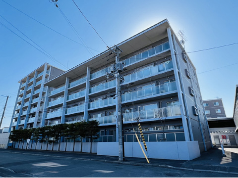 現地外観写真　建物東側より撮影